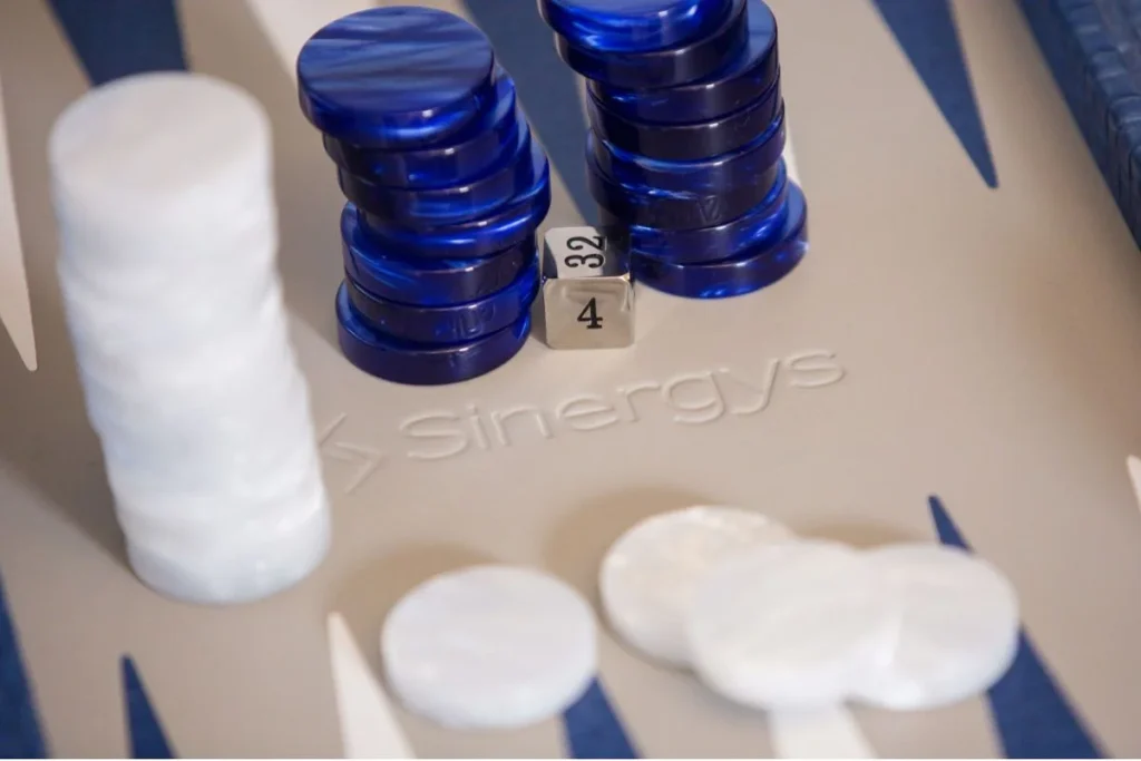 Le jeu de backgammon est l’objet fétiche de Sinergys